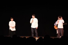 左から伊藤沙莉、オズワルド。