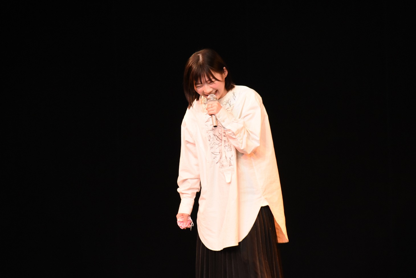 歌う伊藤沙莉。