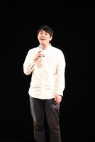 歌うオズワルド畠中。