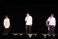 オズワルド畠中作詞、作曲のオリジナルソングを歌唱する伊藤沙莉（左）、オズワルド。