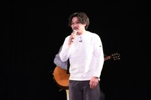 歌うオズワルド伊藤。