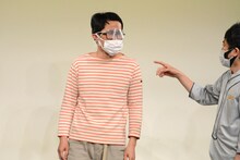 マスクとフェイスガードを何重にも着けて登場したシソンヌじろう。