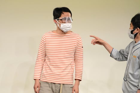 マスクとフェイスガードを何重にも着けて登場したシソンヌじろう。