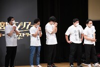 ネタコーナースタートの合図となるHIROYAの一言がウケるよう祈る一同。