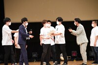 変なコーナータイトルをコールするよう促されるジェラードン海野。