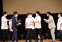 変なコーナータイトルをコールするよう促されるジェラードン海野。