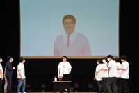 ゲームコーナー「黒ひげ危機一発と村上」の様子。