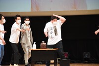 剣を手に持ってパニックになるタモンズ安部。