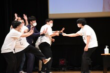 剣を芸人たちに向けるマヂカルラブリー野田。