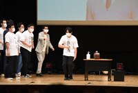 剣を自分に刺すマヂカルラブリー野田。