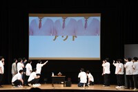 村上が飛んでいき、アウトになった場面。