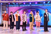 「新しいカギ」に出演する（左から）ハナコ、チョコレートプラネット、霜降り明星。「新しいカギ」ポーズで写真撮影に臨んだ。