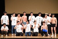 恒例の写真撮影タイムに応じる大宮セブン。