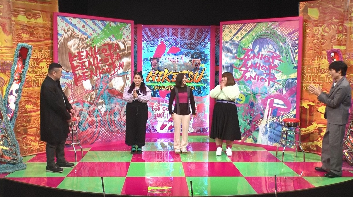 左からケンドーコバヤシ、3時のヒロイン、千原ジュニア。(c)読売テレビ