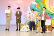 左からカベポスター、霜降り明星。