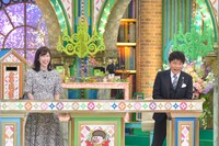 アシスタントの玉巻映美アナウンサー（左）、MCの浜田雅功（右）。