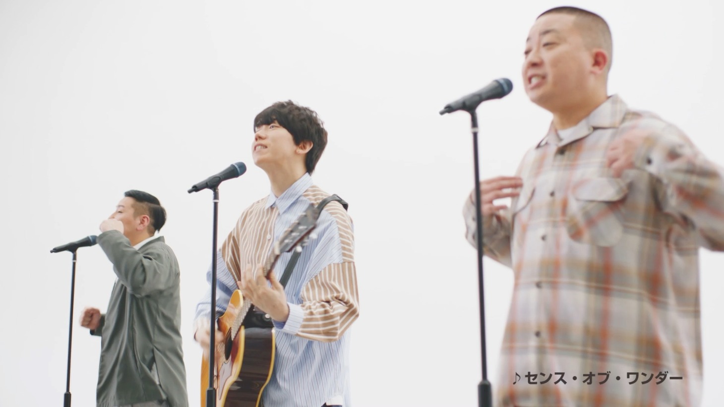 チョコレートプラネットと片岡健太（中央）。