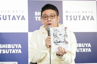 表紙の写真は1日で11ステージの記録を更新した日のタクシーでの移動中を収めたもの。