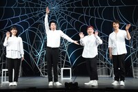 左から石井杏奈、今田耕司、霜降り明星せいや、藤田玲。今田はムービーカメラに向けてエド・はるみの動き。