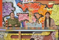 左からやす子、村重杏奈。(c)読売テレビ