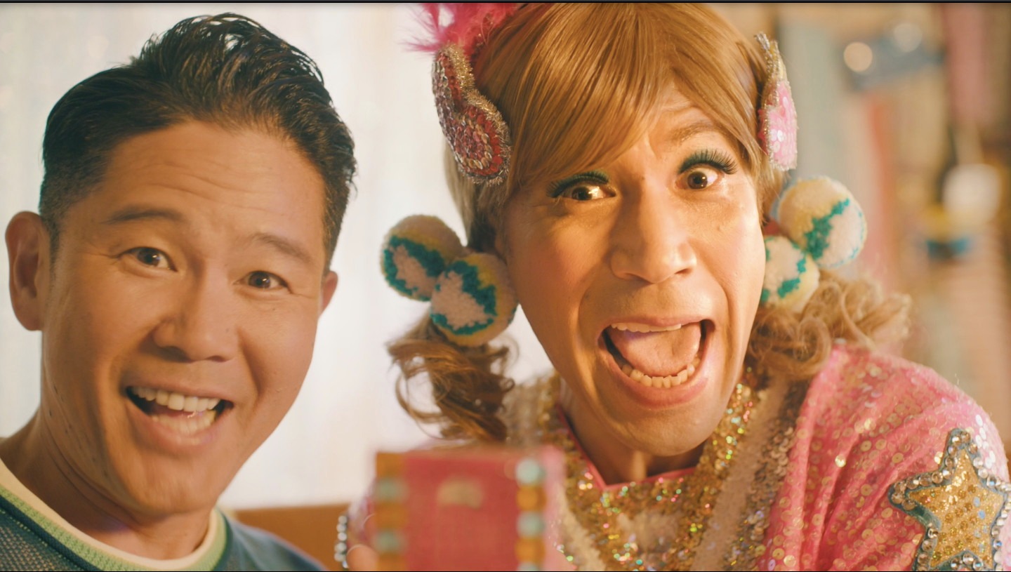 ガレッジセールが出演する「くらしのマーケット」新CMより。