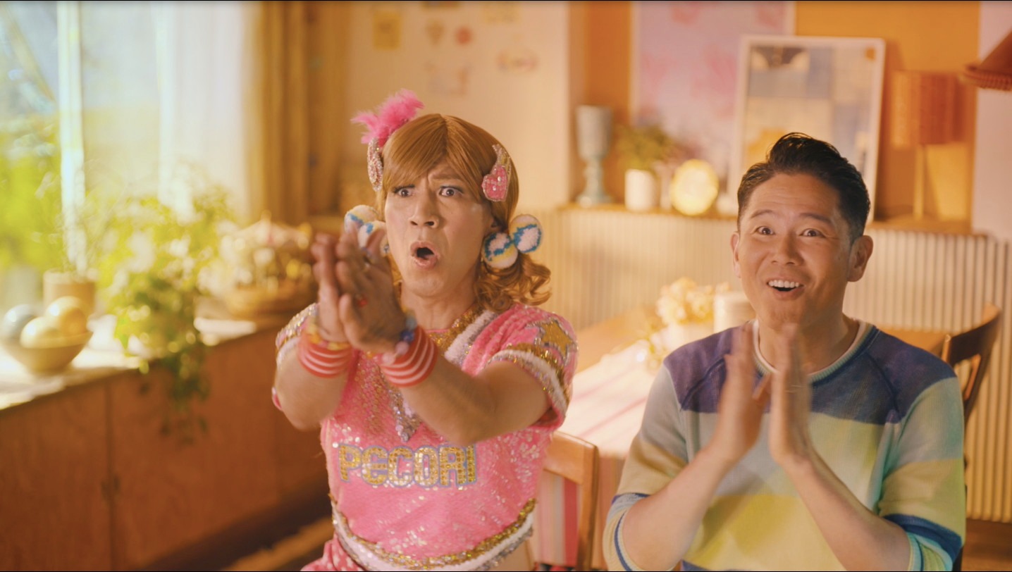 ガレッジセールが出演する「くらしのマーケット」新CMより。