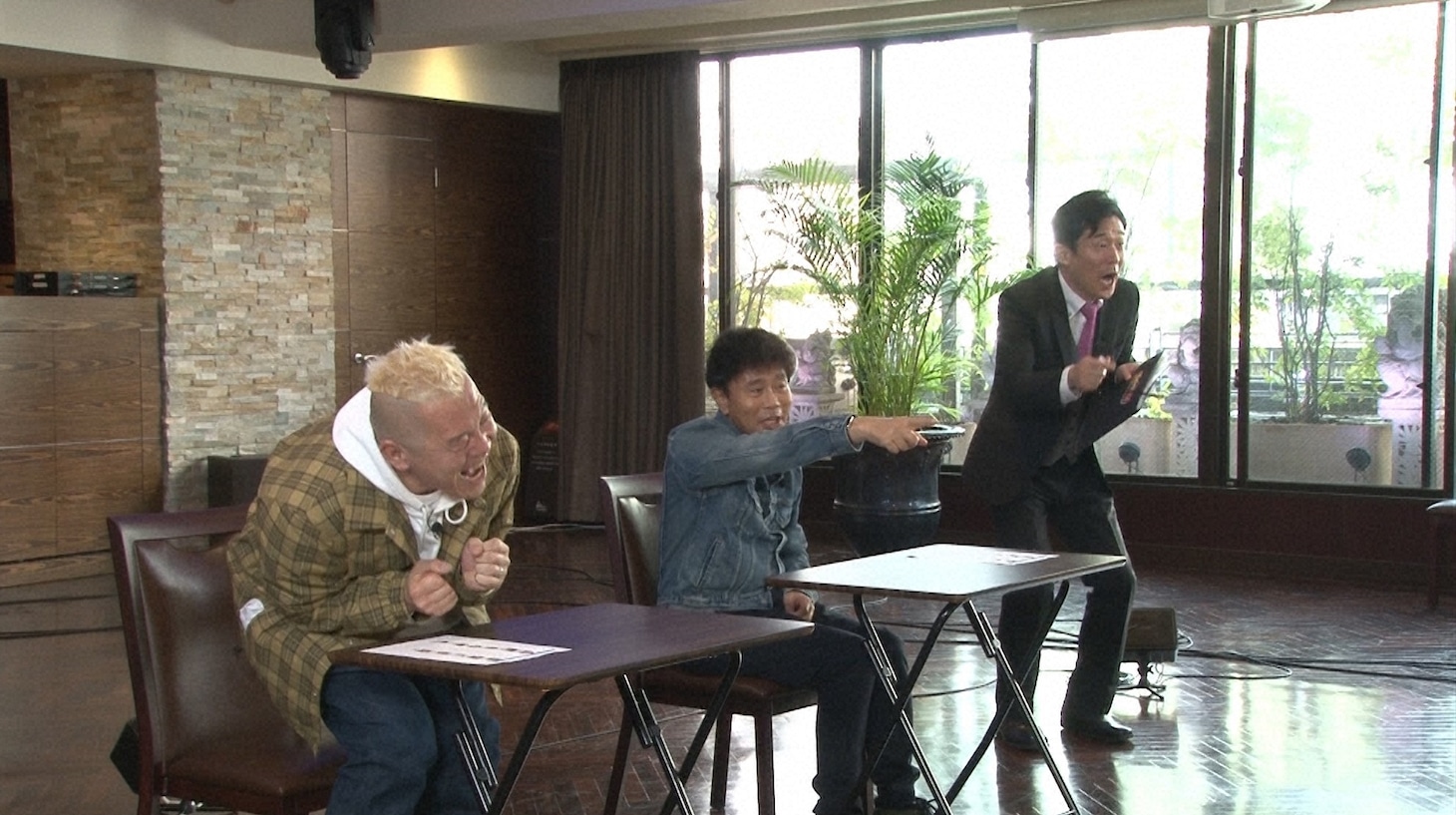 左からキャイ～ン・ウド鈴木、ダウンタウン浜田、ペナルティ・ヒデ。(c)読売テレビ