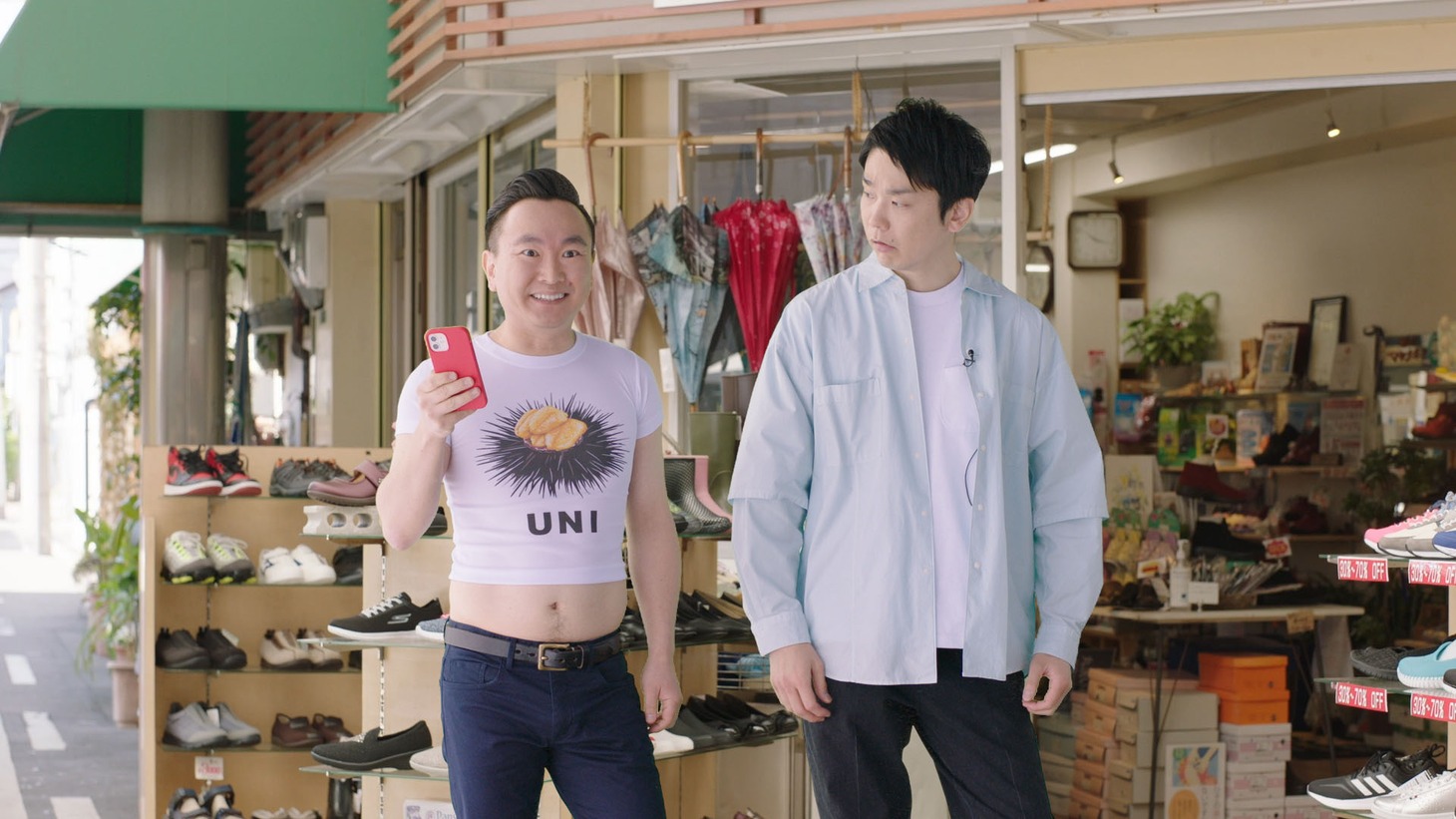 かまいたちが出演するCM「丸井織物株式会社 Up-T『チビT篇』（15秒）」より。