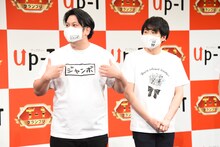 「考えに考えたデザイン」とアピールするレインボー・ジャンボたかお（左）。