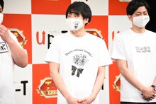 通っている生花教室のマダムたちにいたく気に入られているというレインボー池田（中央）は花をモチーフにデザイン。