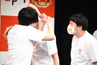 Tシャツの素材を確認するレインボー池田、コットン。