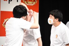 Tシャツの素材を確認するレインボー池田、コットン。