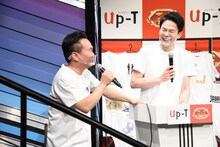 ダンビラムーチョの“伝説の漫才”がデザインされたTシャツに大笑いするかまいたち。