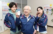 「明治ドラマスペシャル『ずんずん！』」に出演する（左から）鈴鹿央士、小堺一機、阿部純子。(c)テレビ朝日