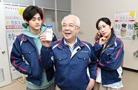 「明治ドラマスペシャル『ずんずん！』」に出演する（左から）鈴鹿央士、小堺一機、阿部純子。(c)テレビ朝日