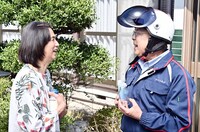 「明治ドラマスペシャル『ずんずん！』」に出演する朝加真由美と小堺一機。(c)テレビ朝日