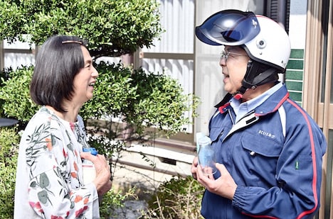 「明治ドラマスペシャル『ずんずん！』」に出演する朝加真由美と小堺一機。(c)テレビ朝日