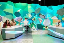 「やすとものいたって真剣です」にスタジオ出演する（左から）海原やすよ ともこ、アインシュタイン河井、夏木マリ。(c)ABCテレビ