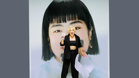 Web動画「ゆりやんゴールデンレトリィバァ」編より。