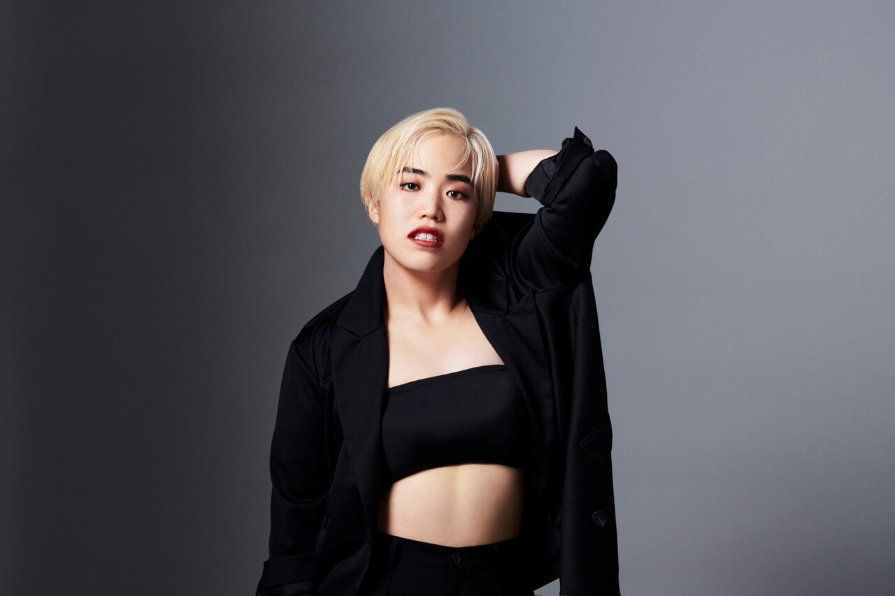 ブロンドヘアに変身したゆりやん、黒髪の自分を突き破って登場