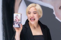 動画撮影中のゆりやんレトリィバァ。