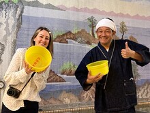 「銭湯大使」のステファニーさんと山口智充。(c)TBS