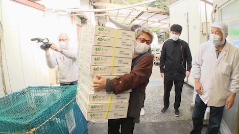 ロンドンブーツ1号2号・田村淳（中央） (c)フジテレビ