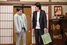 「芸能界常識チェック！～トリニクって何の肉!?～」で「正しい自宅訪問」の常識チェックに臨む、霜降り明星。(c)ABCテレビ