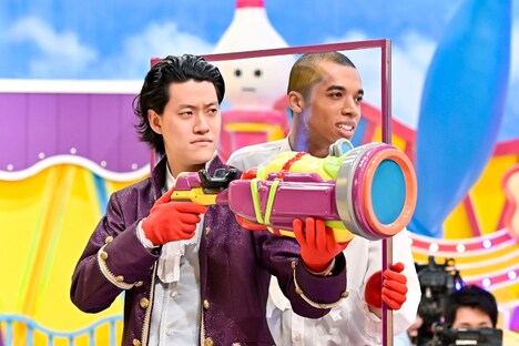 霜降り明星・粗品とロイ。(c)TBS