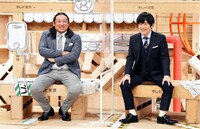 ロバート秋山（左）とバカリズム（右）。