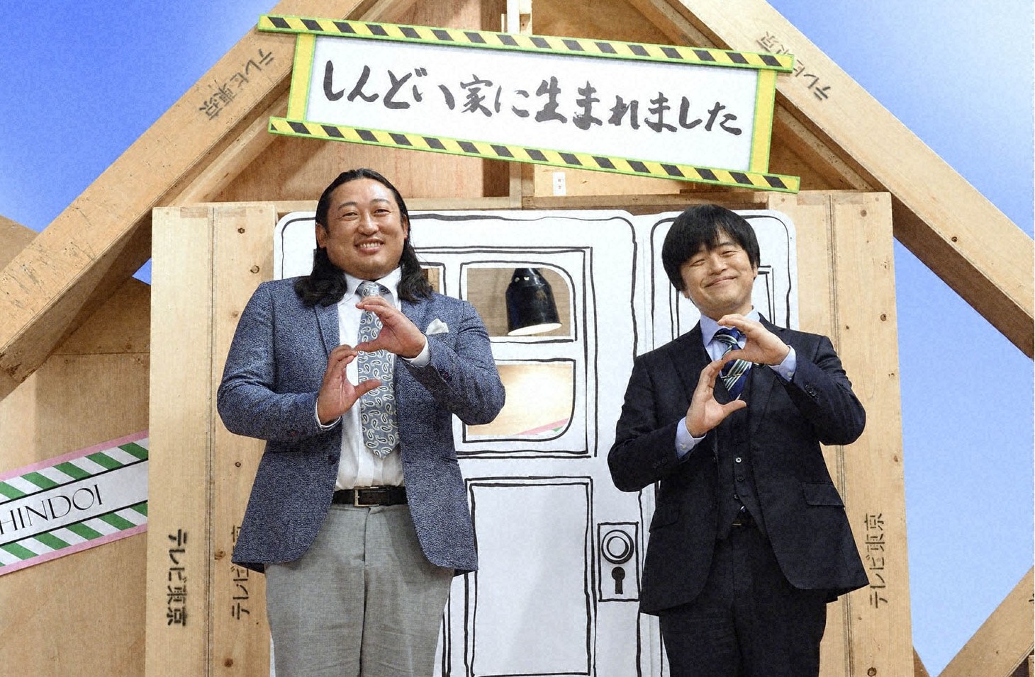 MCのロバート秋山（左）とバカリズム（右）。