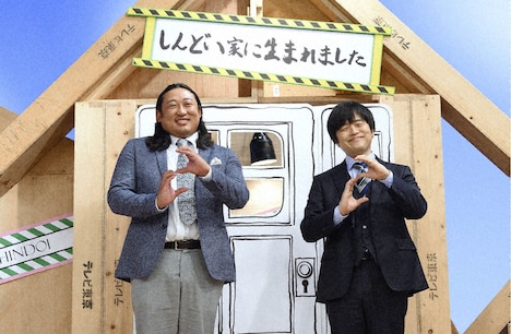 MCのロバート秋山(左)とバカリズム(右)。