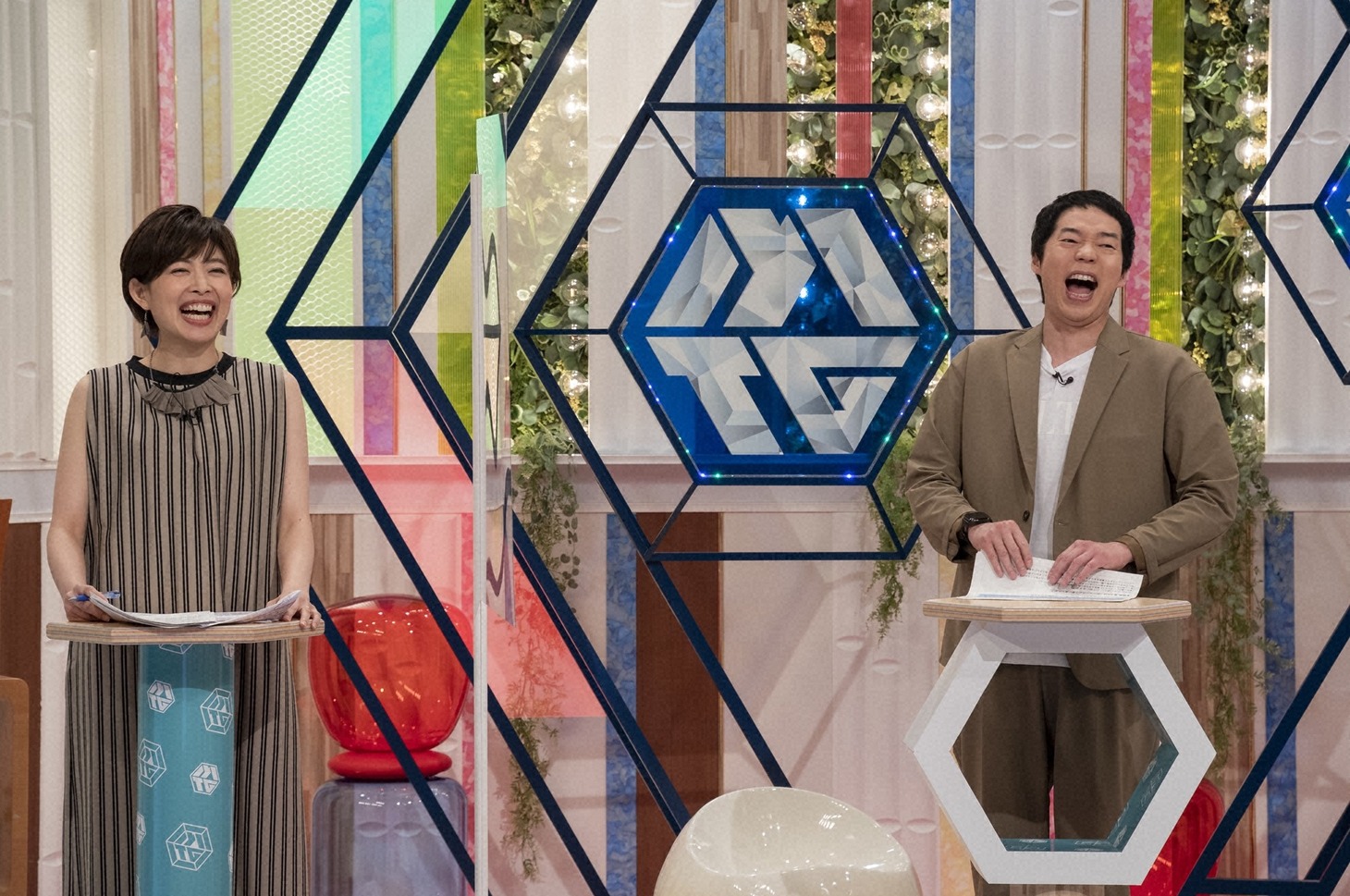左から林マオアナウンサー、今田耕司。(c)読売テレビ