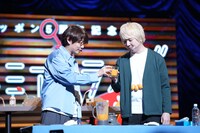 柿とびわをミキサーにかける“フルーツセックス”を行い、乾杯する三四郎。味については「めちゃくちゃうまいんかい！」と相田（右）。